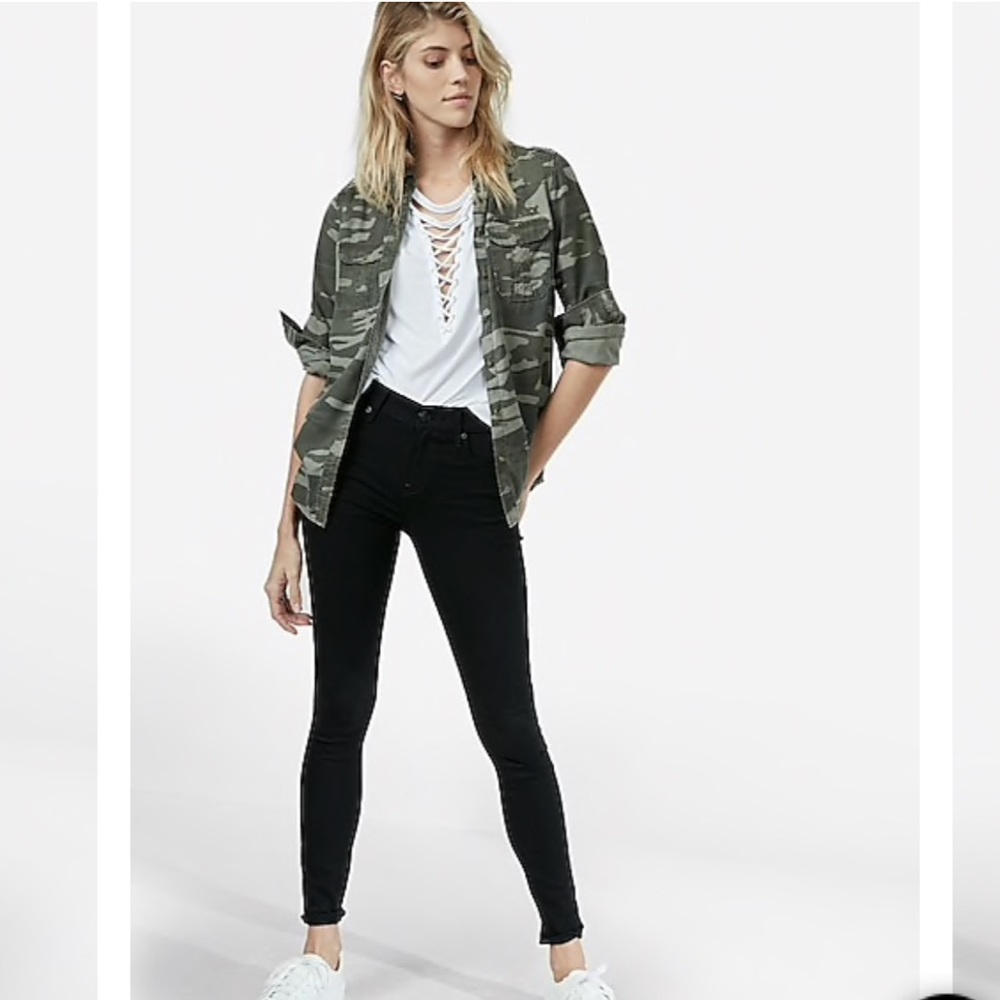 NWT. Mid rise black skinny jeans